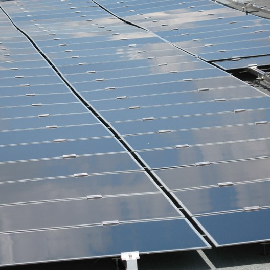 Große Photovoltaikanlage auf einem flach geneigten Dach