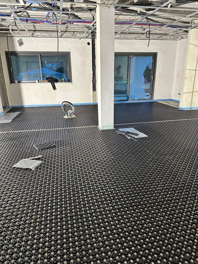 Rohbau mit Noppenplatten und ersten Heizrohren